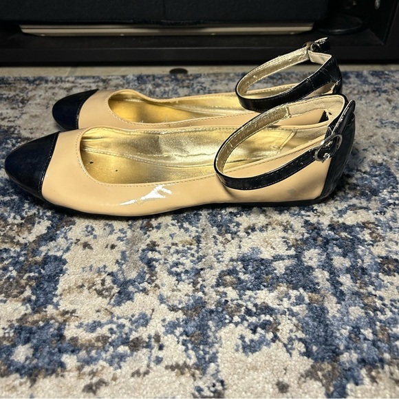 Steve Madden Gabriele Tan & Black Ankle Strap Patent Leather Flats Size 8 - Picture 7 of 16